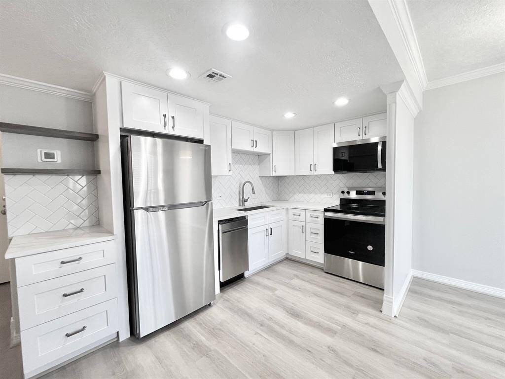 dining area or desk/office space