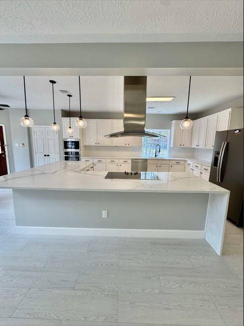 Lovely kitchen ready for family gatherings and entertainment