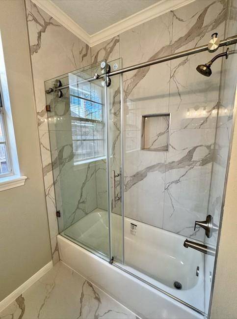 Bathtub with beautiful glass doors