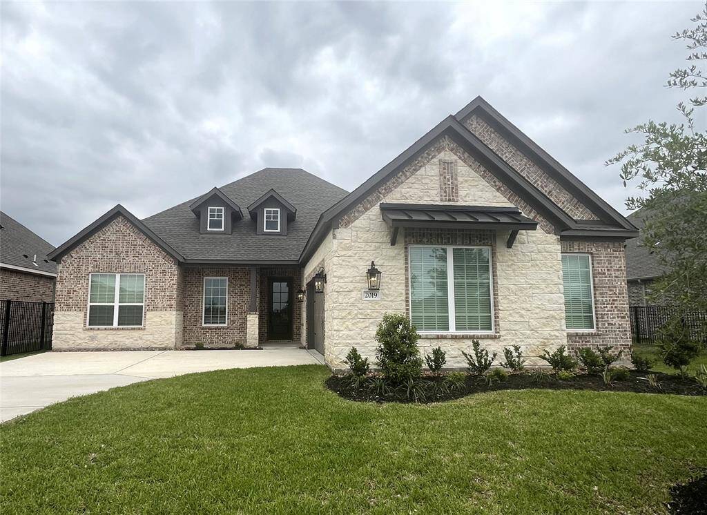 With relaxing views of the lake, this 3 bedrooms, 2 baths and a flex room off the foyer providing the whole family with spaces for both work and play.