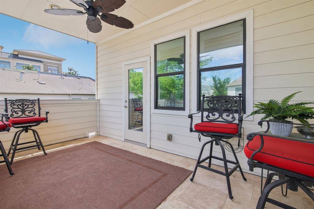 Step outside to the outdoor patio and take in the excellent view, ideal for evening cocktails, morning coffee.