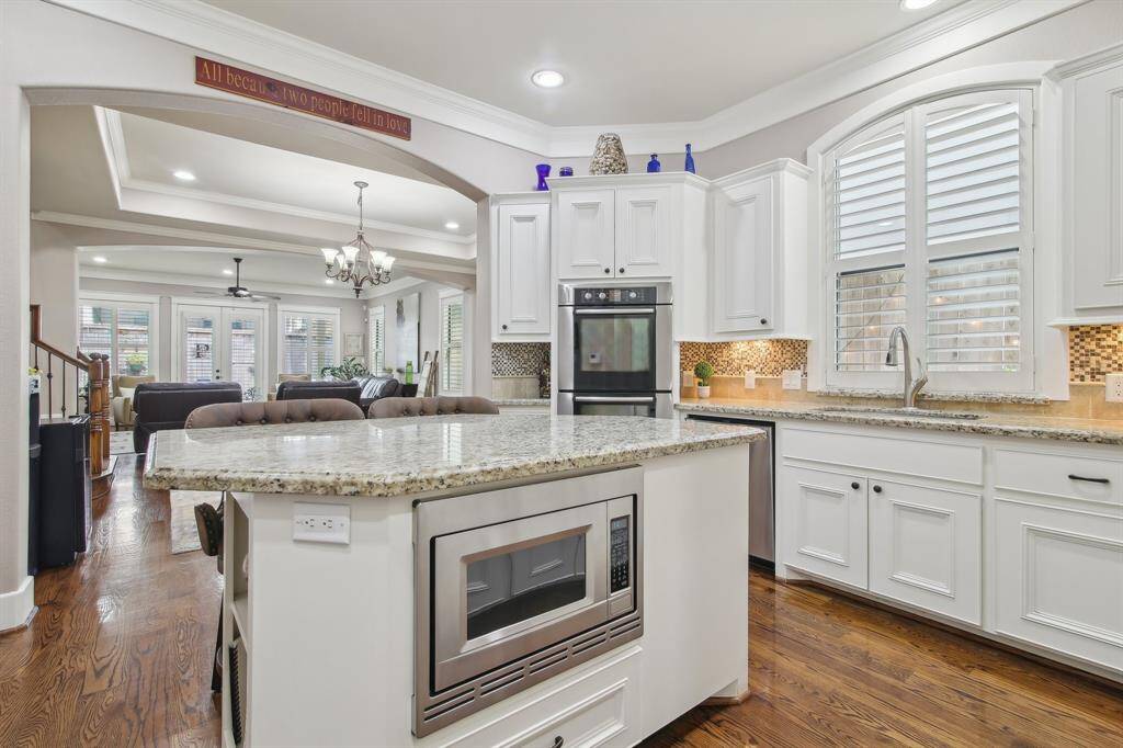Every detail is designed with comfort and style in mind, making this kitchen the heart of the home.