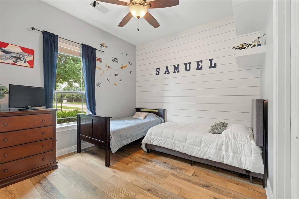 Private office w half bath & walk in closet - could be 4th bedroom