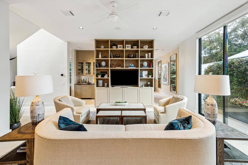 Family Room !!Family room is open the large kitchen area. Easy access to the attached two car garage.