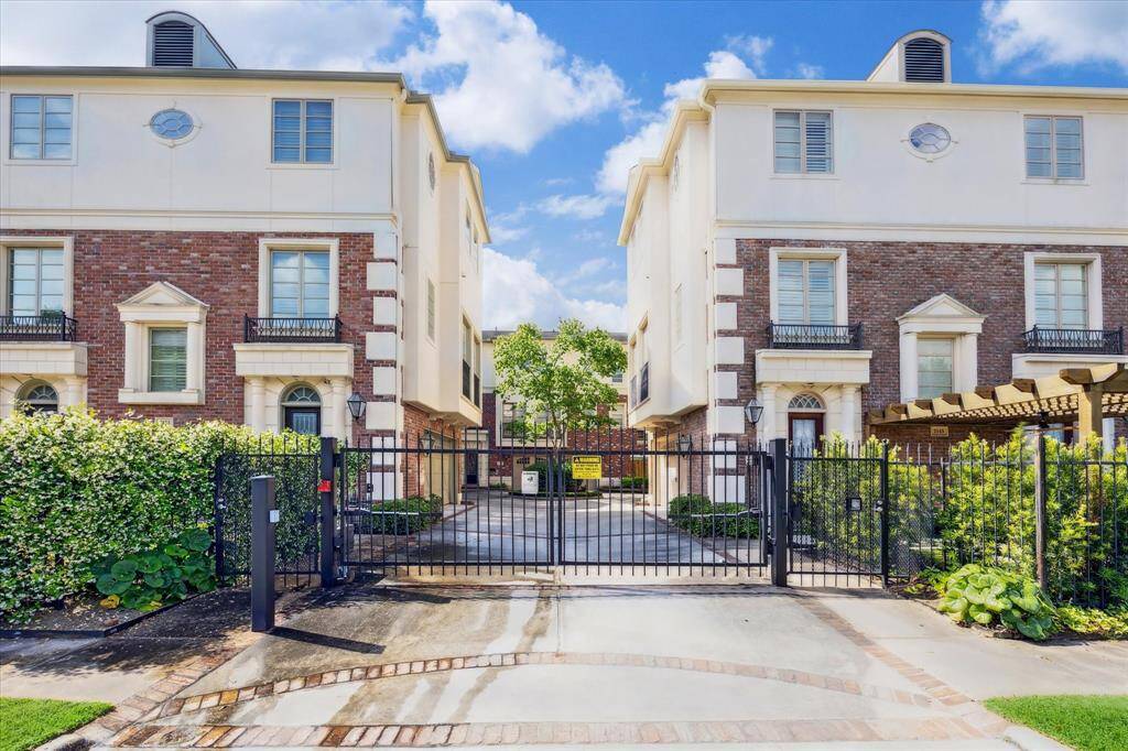 Welcome to this exclusive, privately gated community in the heart of Upper Kirby, featuring five elegant homes arranged around a charming circular drive. Enjoy unparalleled access to some of Houston’s best restaurants, shopping, and entertainment, with Trader Joe’s, Whole Foods, and Target just a few blocks away.