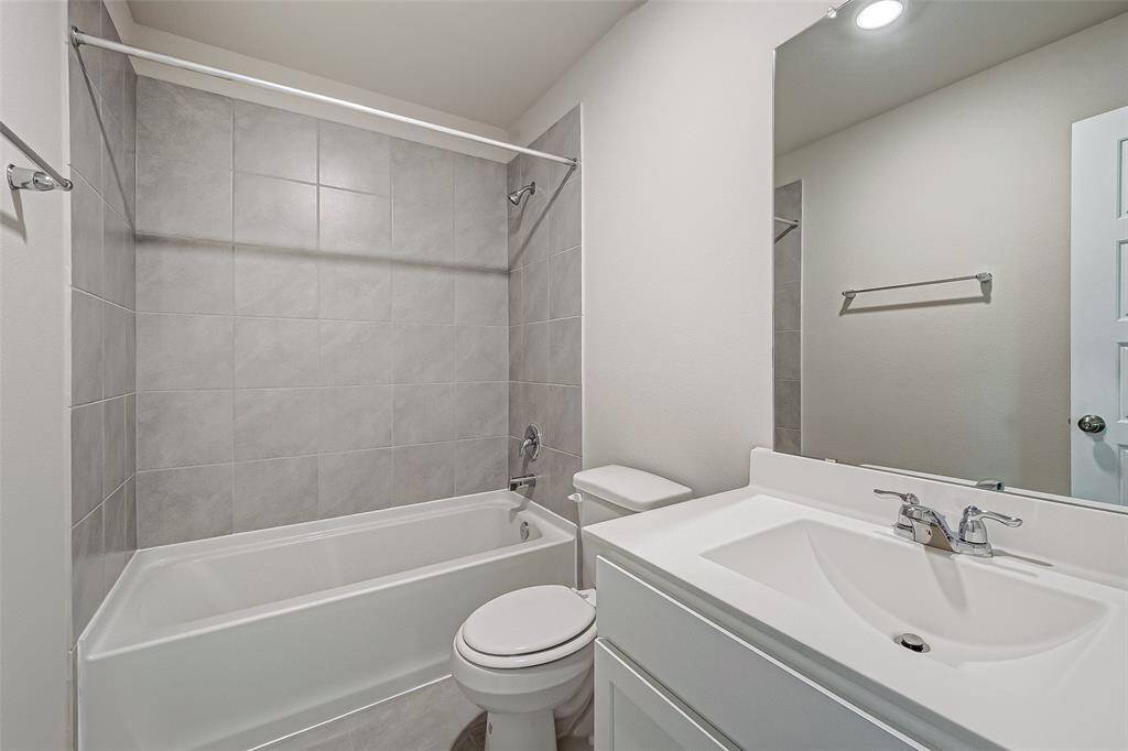 Shared bathroom for bedroom 2 and 3