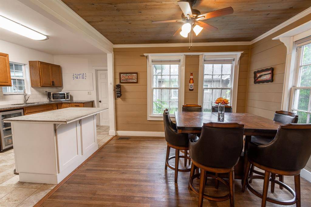 Open concept kitchen/dining