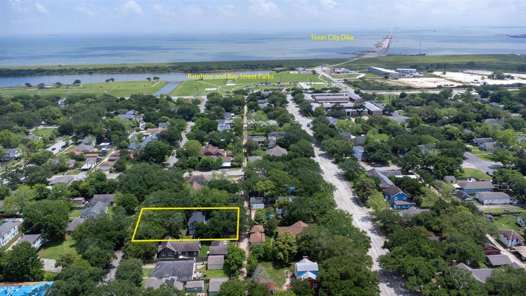 4 Blocks to the Texas City Dike
