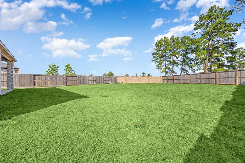 Enjoy a well-maintained, fully fenced backyard that offers ample space for outdoor gatherings, kids’ playtime, or the potential to build a pool—perfect for entertaining and relaxation.
