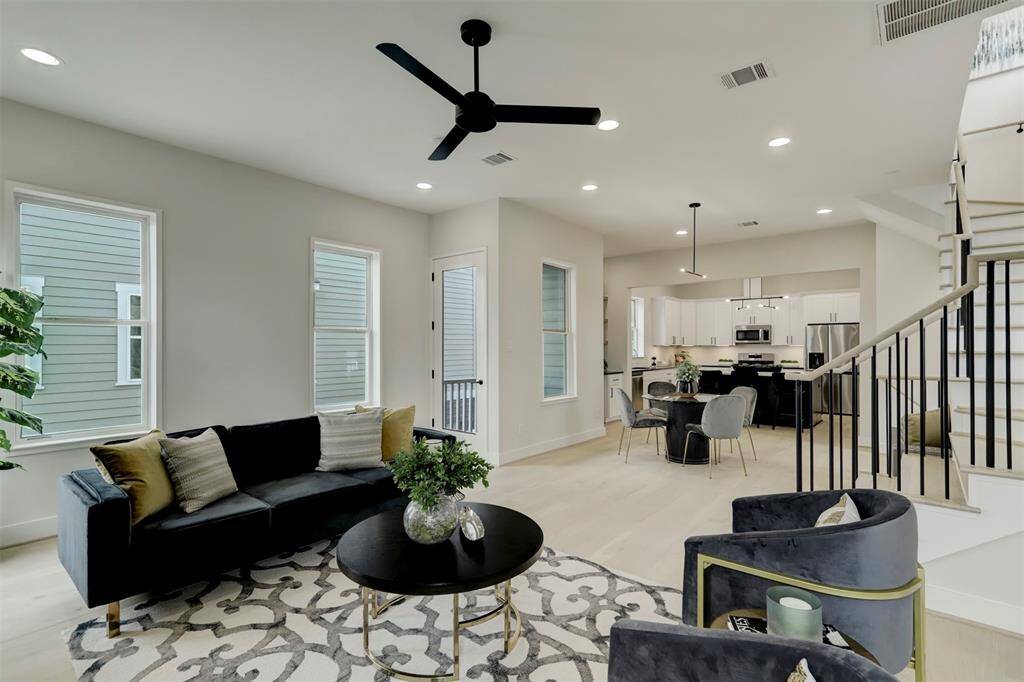Open floor plan w/ balcony on 2nd floor