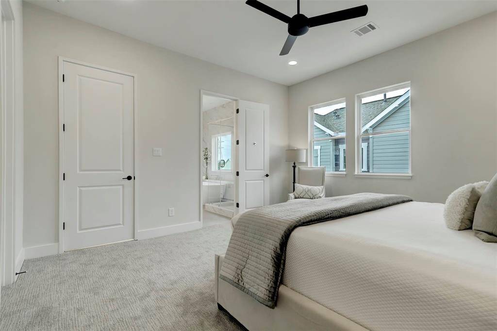 Primary bedroom w/ ensuite bathroom and large walk-in closet