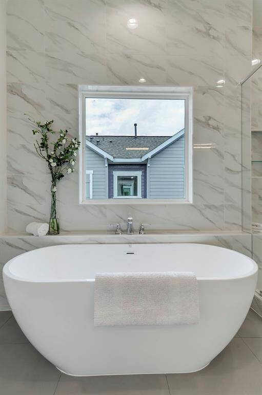 Primary en-suite bathroom with soak in tub