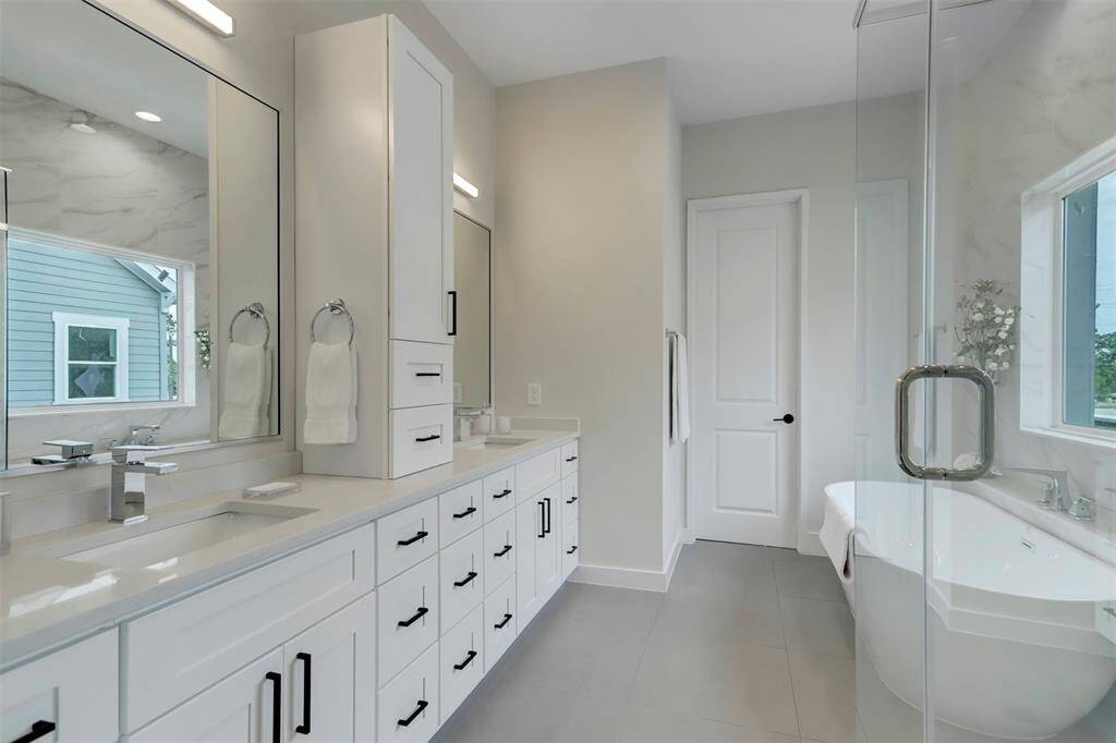 Primary en-suite bathroom w/ double vanity and ample storage