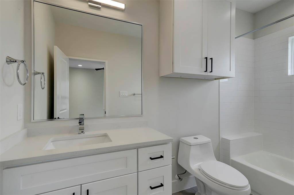 En-suite bathroom w/ modern finishes
