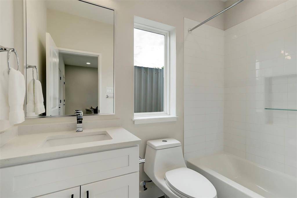 1st Floor en-suite bathroom