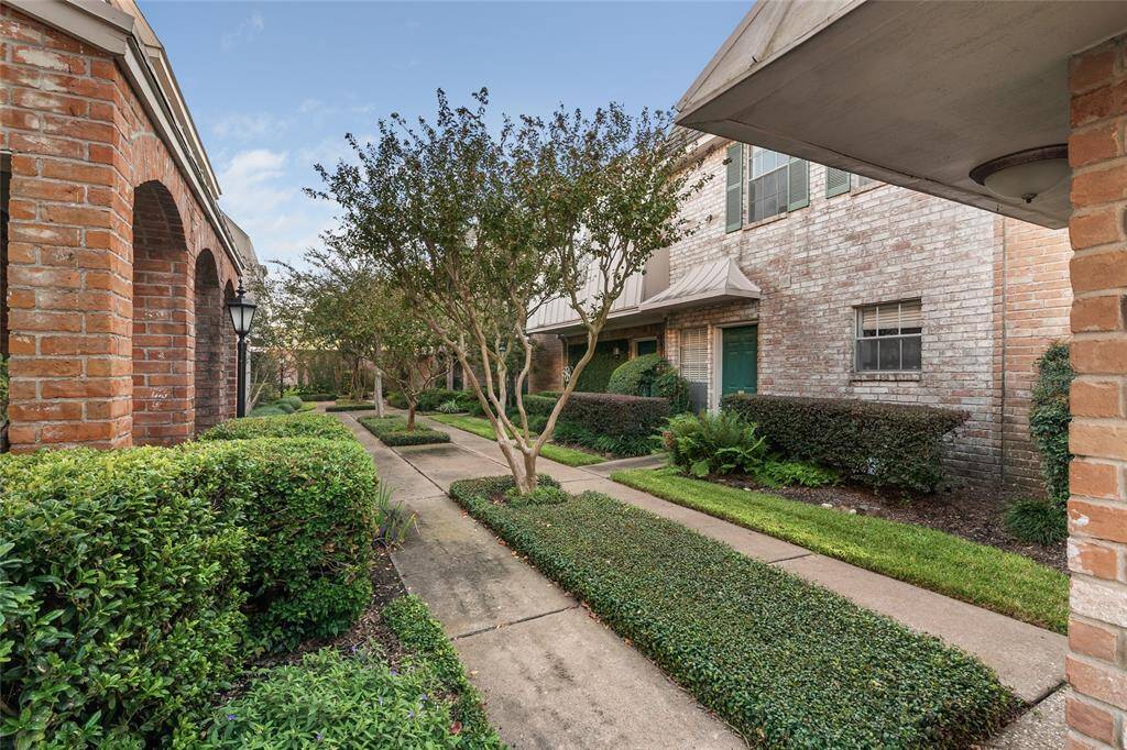 exterior grouping of townhomes