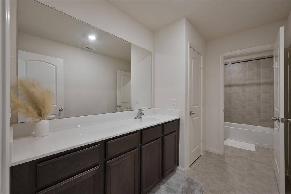 2nd Floor Full Bathroom