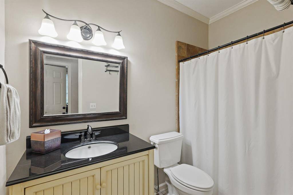 2nd Bathroom with Shower/Tub Combination
