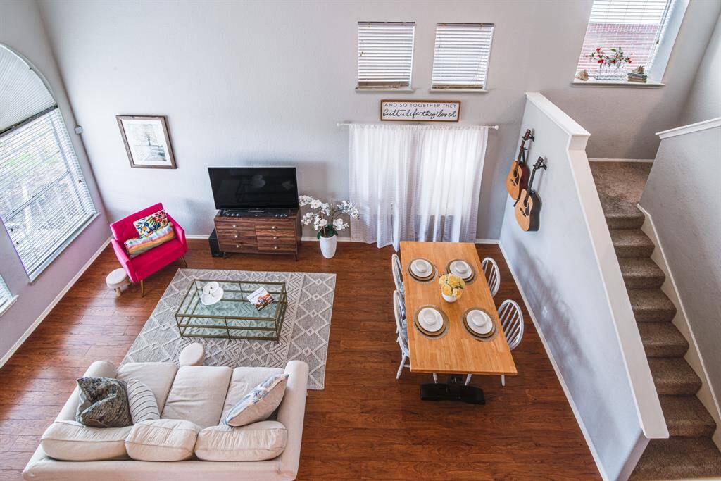 Overview of living and breakfast area
