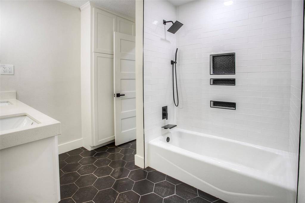 Tub/Shower in Guest Bath.