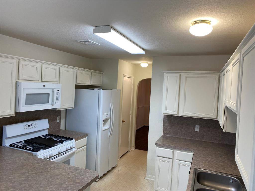 10.KITCHEN PIC1