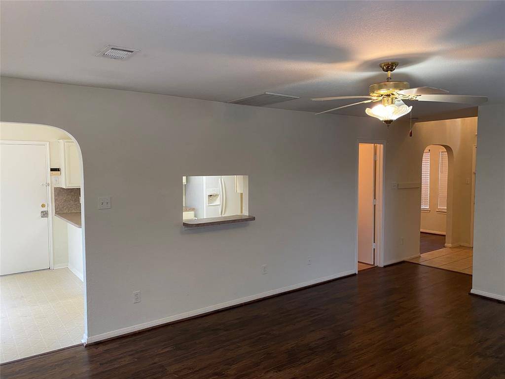 12A.DINNING-AREA-ON-LEFT SIDE