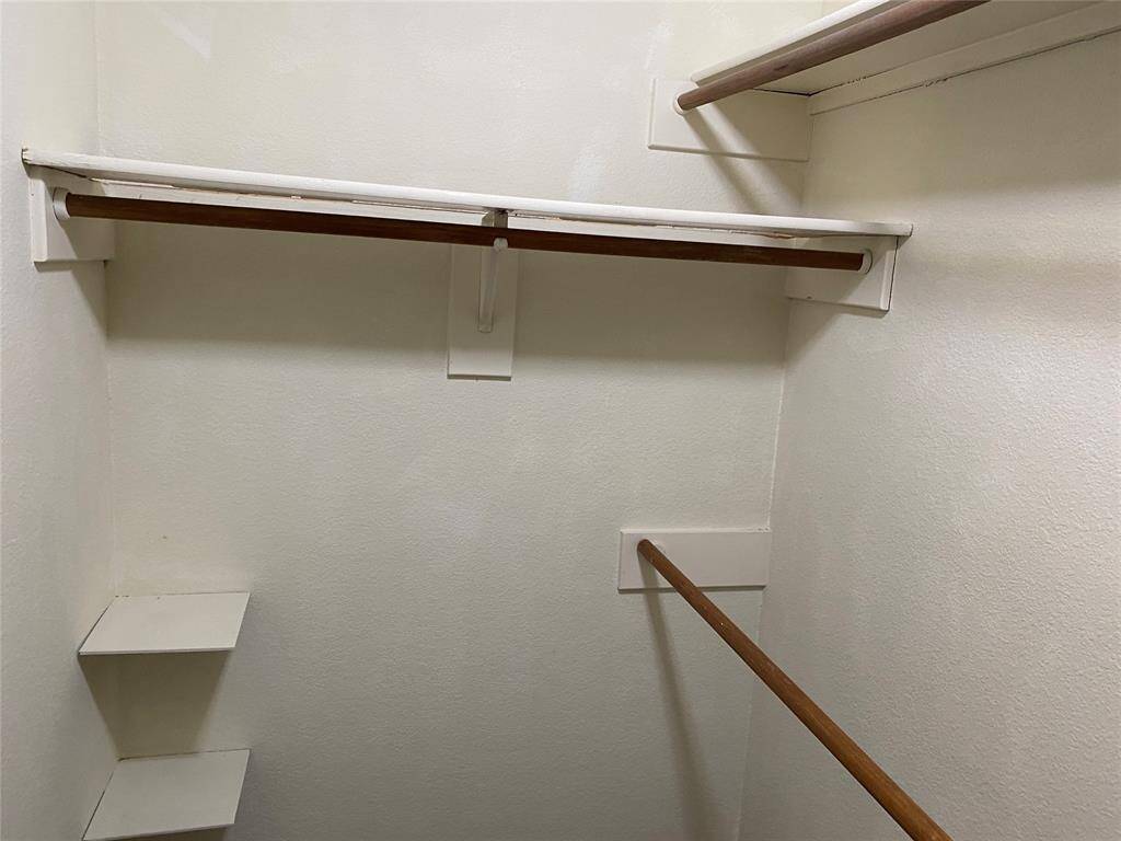 22.MASTER BEDROOM CLOSET1 PIC3