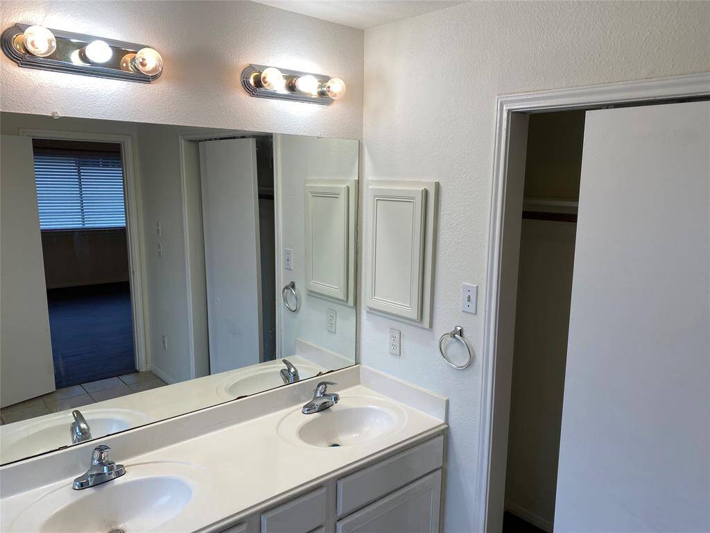 23.MASTER BEDROOM BATH PIC1