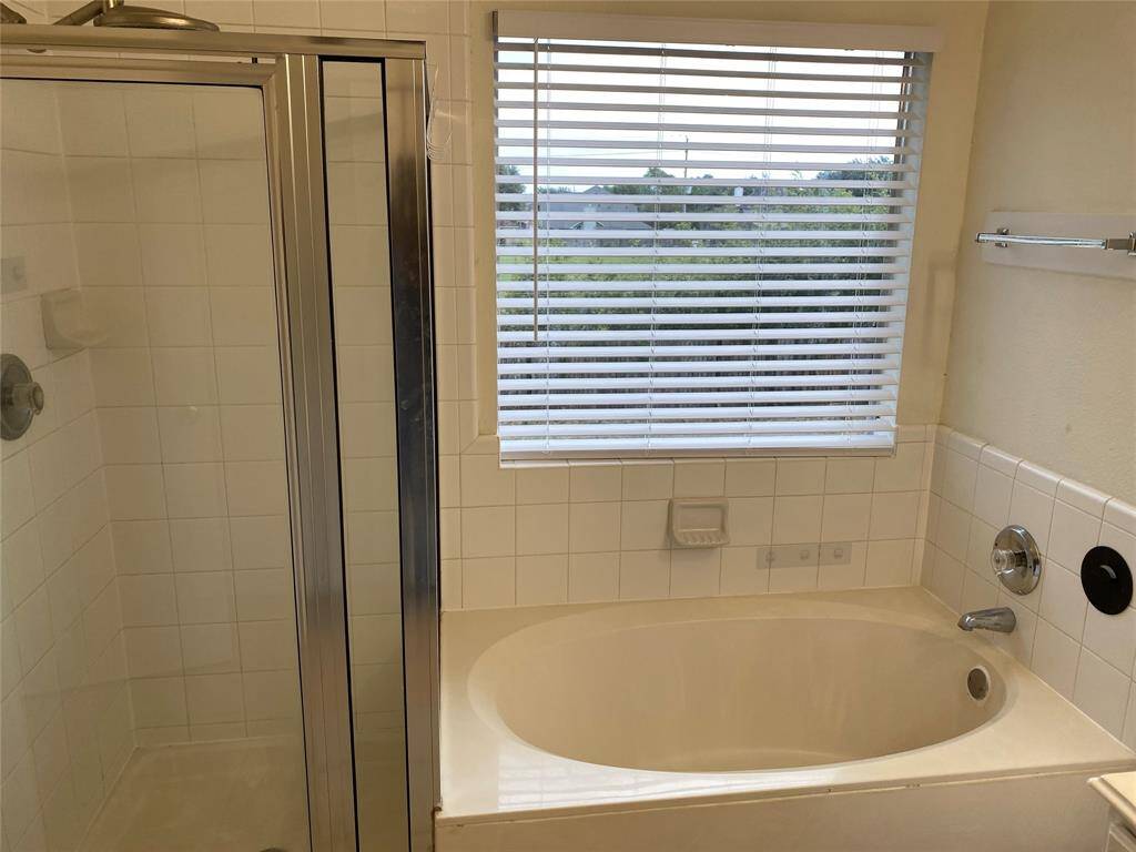 24.MASTER BEDROOM BATH PIC3