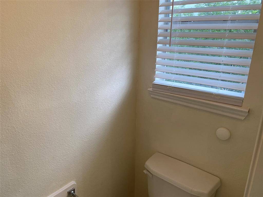 25.MASTER BEDROOM TOILET
