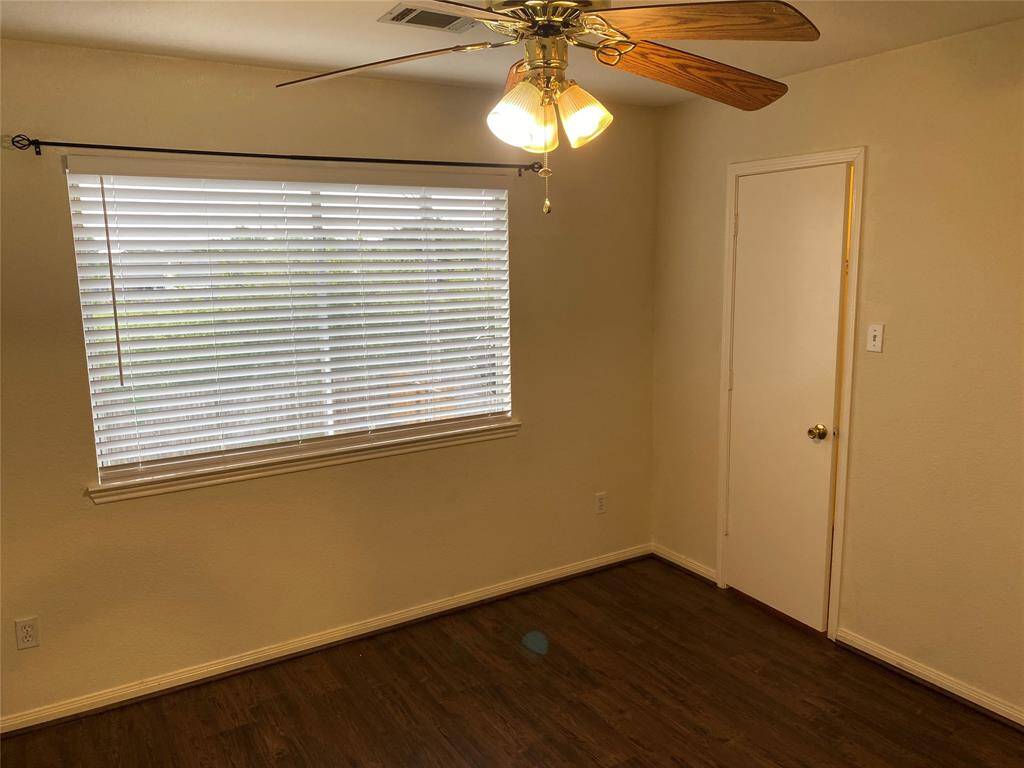 27.BEDROOM2 AND CLOSET PIC1