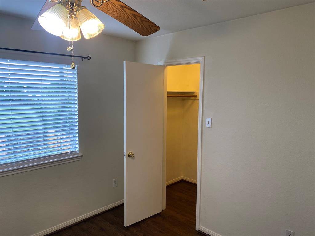 28.BEDROOM2 AND CLOSET PIC2