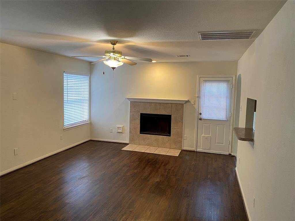 5.MAIN LIVING ROOM PIC2