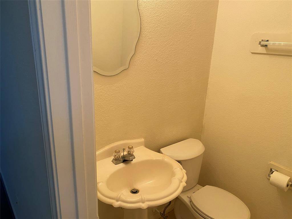 6.VISITOR'STOILET
