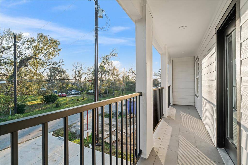 Step outside to this spacious covered balcony, offering a serene outdoor space to relax and unwind. With ample room for seating, it’s the perfect spot to enjoy the fresh air, whether it’s for a morning coffee or an evening sunset.