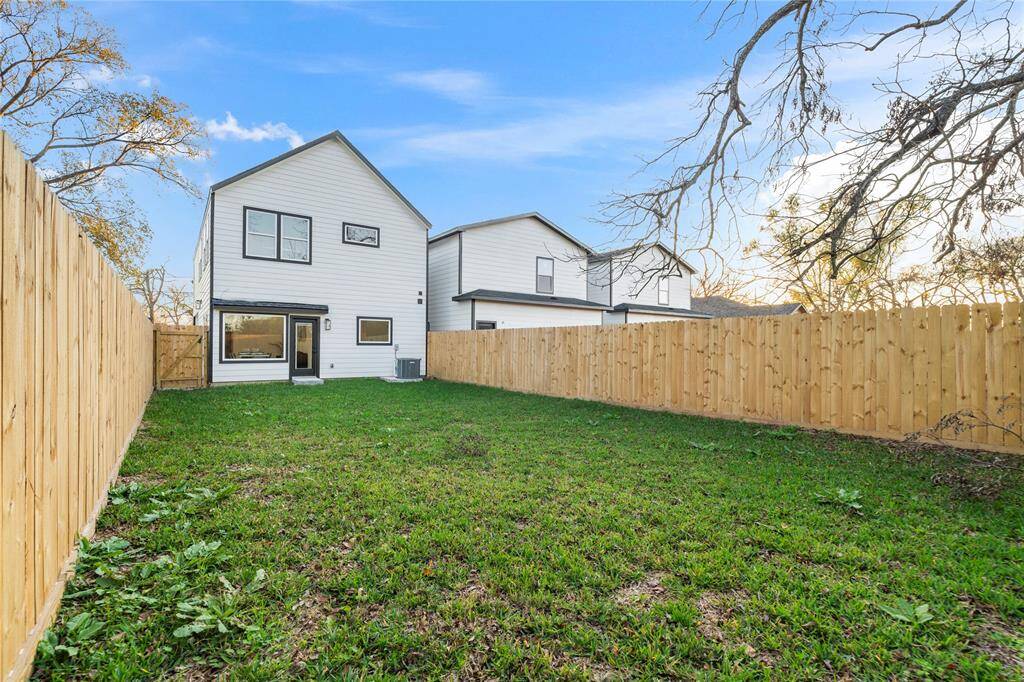 This expansive backyard offers plenty of room for outdoor activities and entertaining. With its generous size, it provides endless possibilities for creating your ideal outdoor oasis.