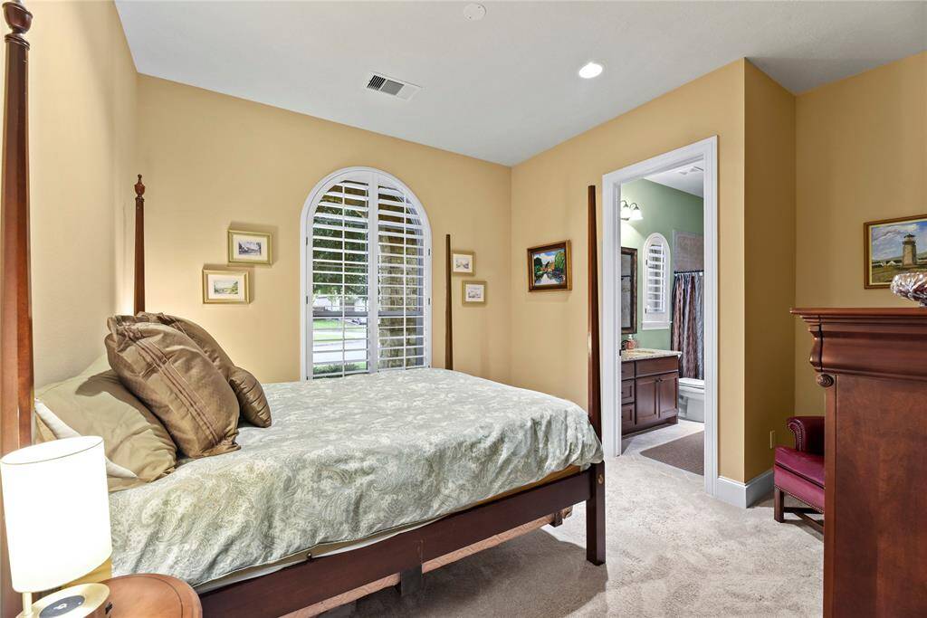 Downstairs guest bedroom with en-suite bathroom.