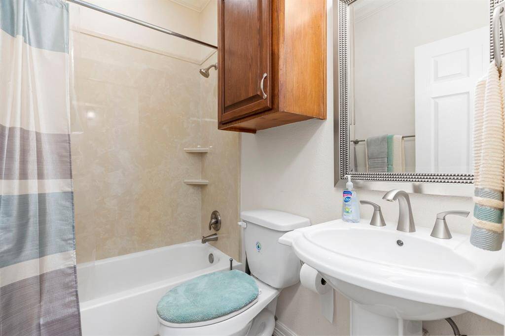 Full guest bathroom on 1st floor