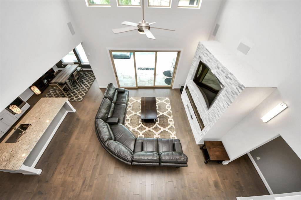Abundant natural light poursthrough windows, creating a brightand inviting atmosphere.