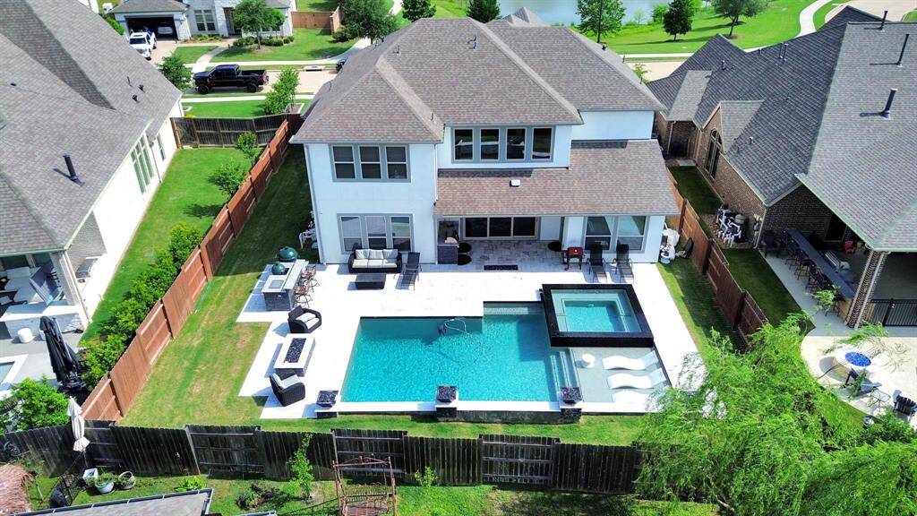 Thisexpansive backyard seamlessly extendsthe living area, providing acomfortable setting for bothrelaxation and entertainment.
