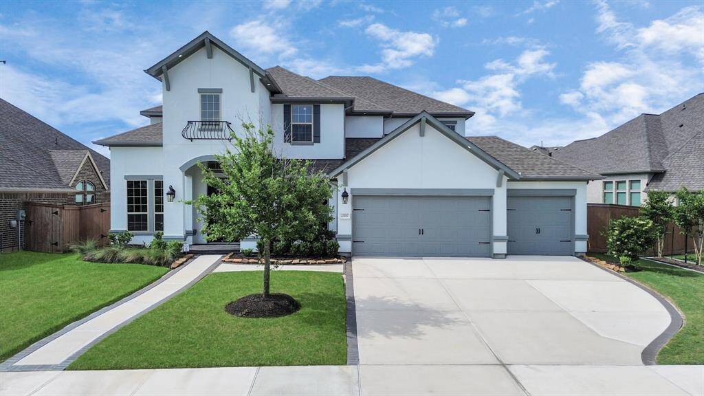 The property features a spaciousand inviting interior, complementedby a wide driveway that adds bothconvenience and curb appeal.