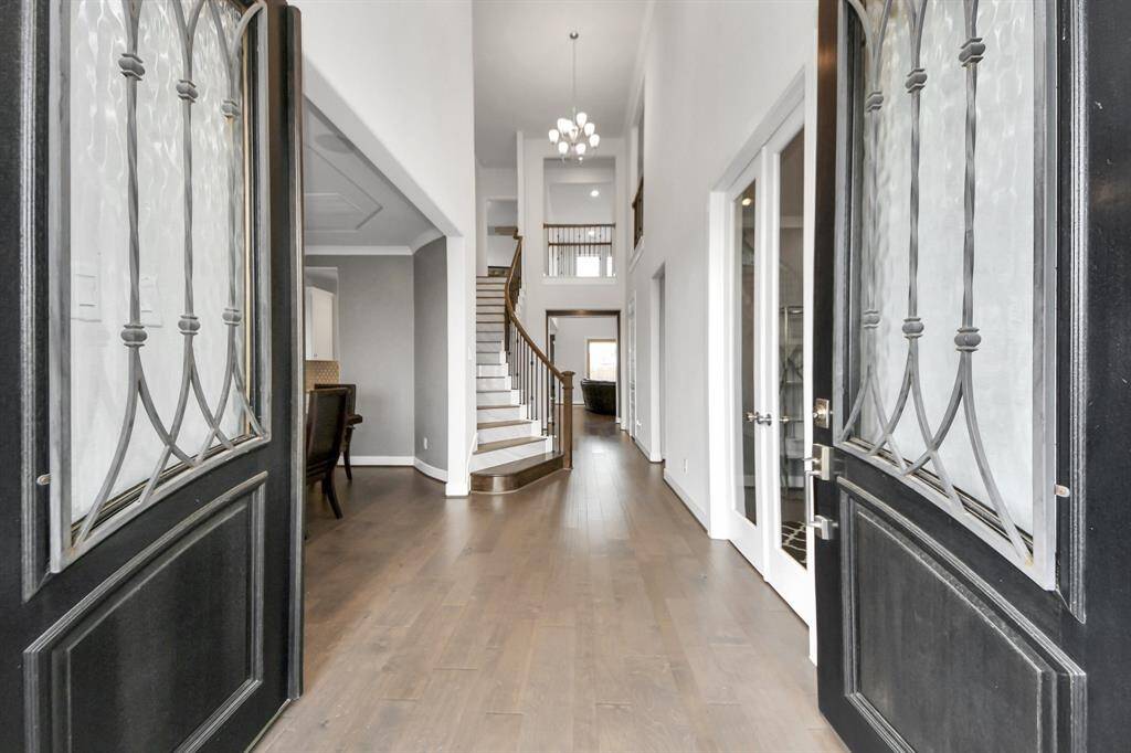 Step into luxury and warmth as youenter this home, where an expansiveand inviting entryway sets the tonefor a grand living experience.