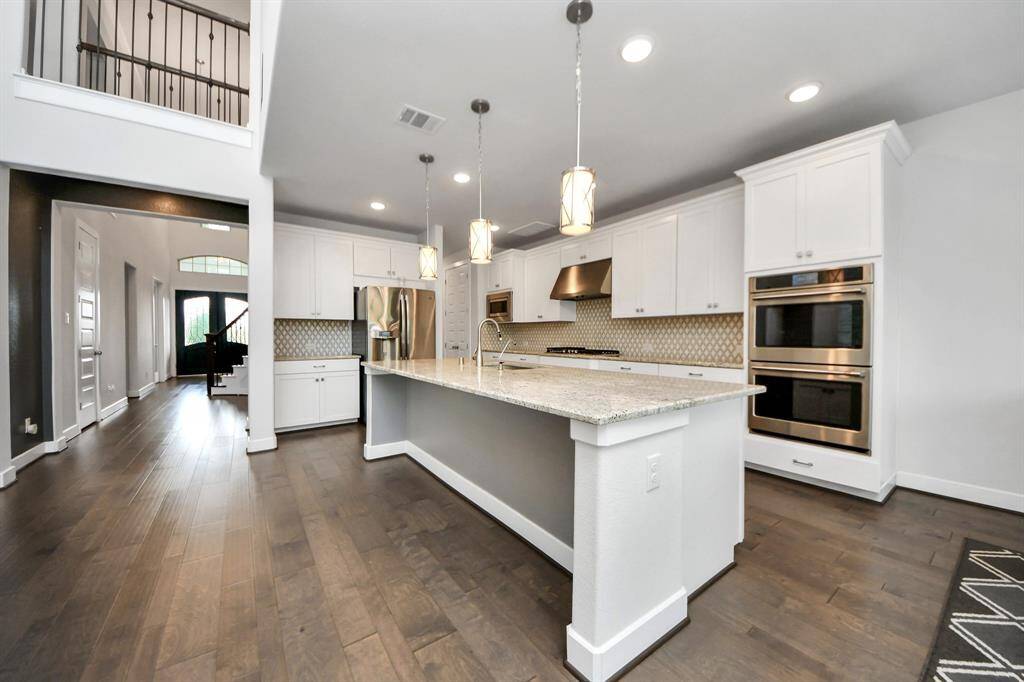 Step into this modern kitchen, wherefunctionality meets sophistication.The focal point is a sleek island thatnot only provides additional counterspace but also serves as a casualgathering spot.