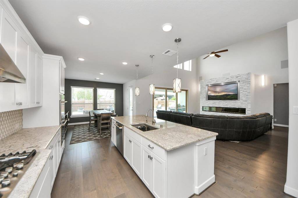 Adorned with a tasteful breakfast bar,the island seamlessly blendspracticality with style, making it theperfect place for quick meals orsocializing while cooking.
