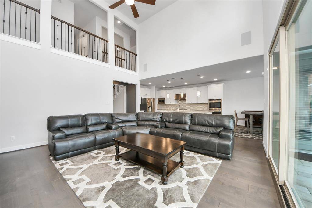 Welcome to a living room thateffortlessly combines comfort andstyle.