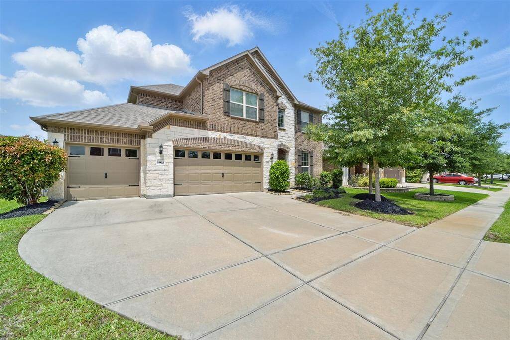 Spacious home in King Crossing w. a three car garage.