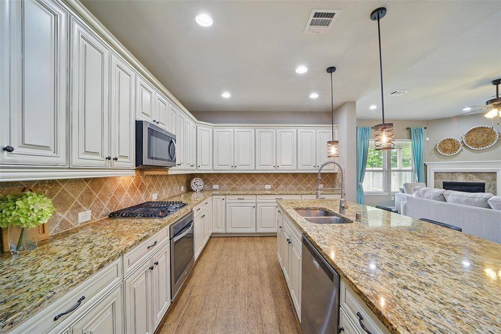One more look at all this prep space and cabinet storage!