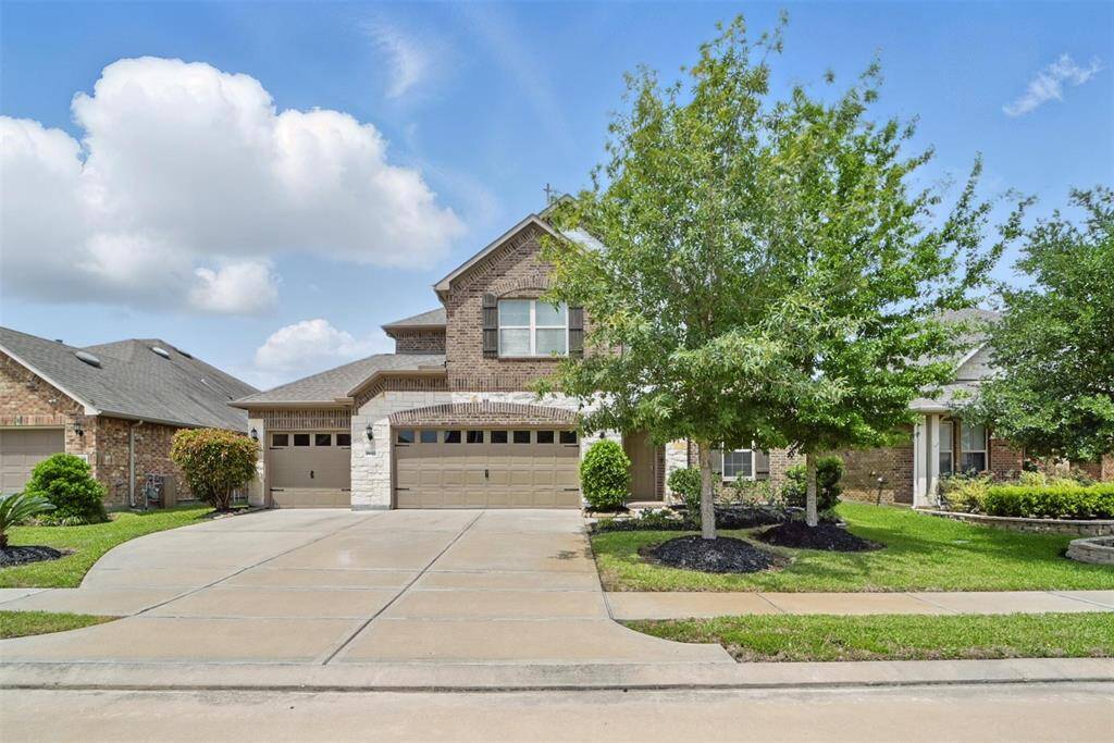 Cul-de-sac lot and wide driveway.