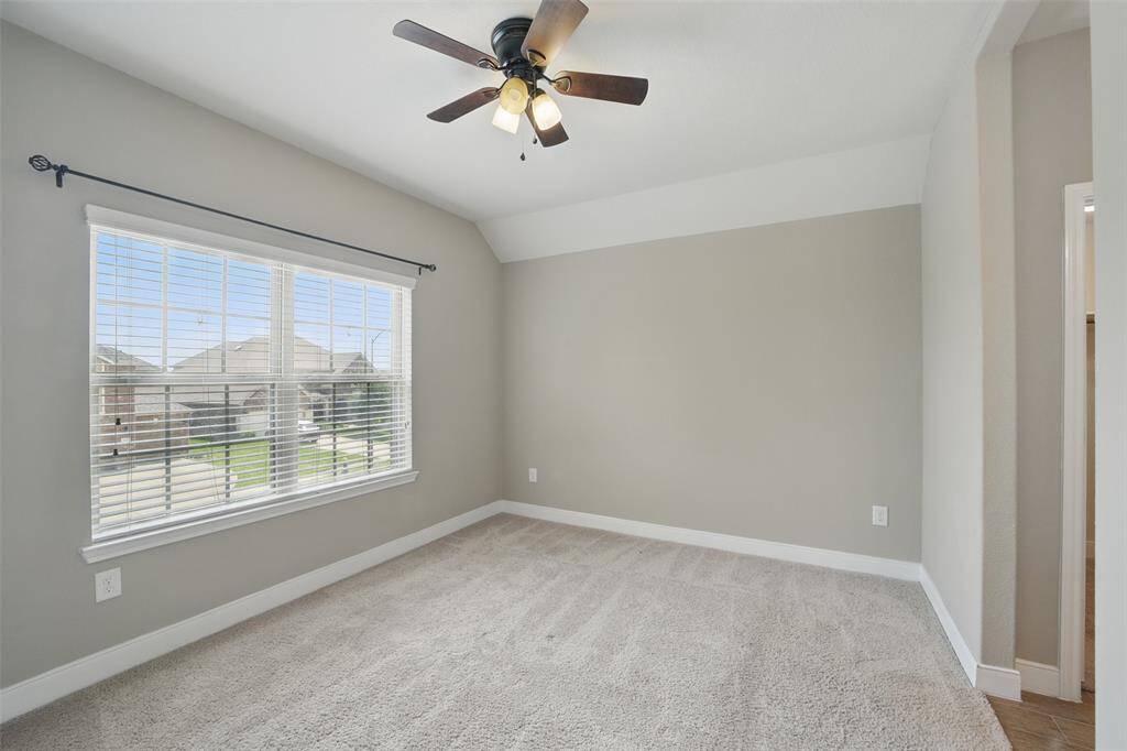 3rd bedroom upstairs w/ ceiling fan