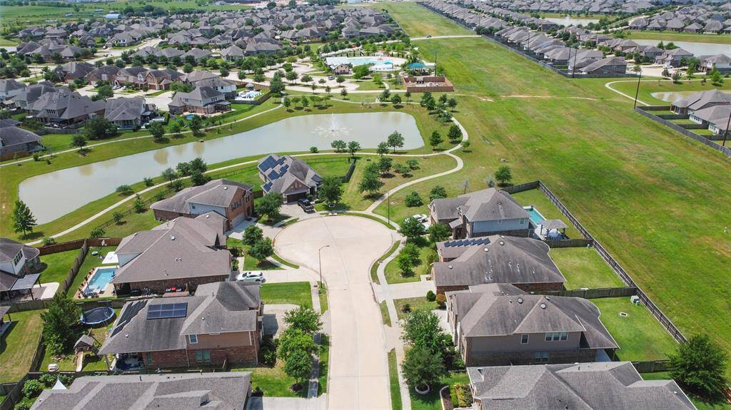 Cul-de-sac with walking trails and lake access.